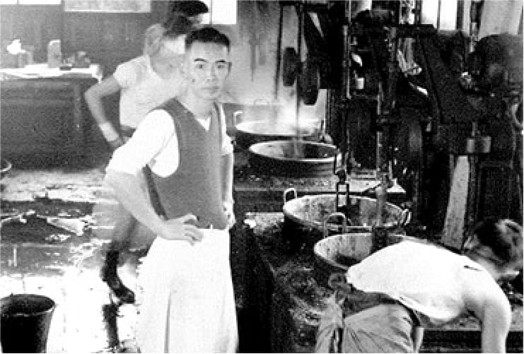 創業時のお饅頭製造現場の白黒写真